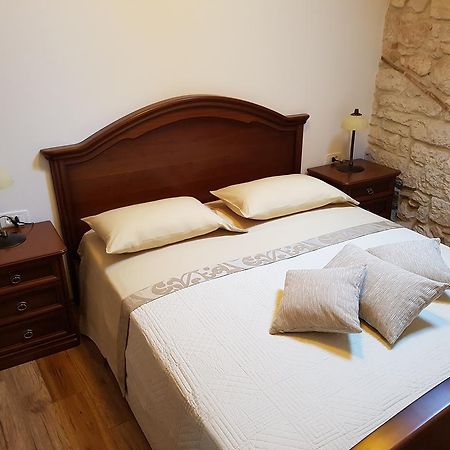 Antique Apartment Arsenale Ровінь Екстер'єр фото