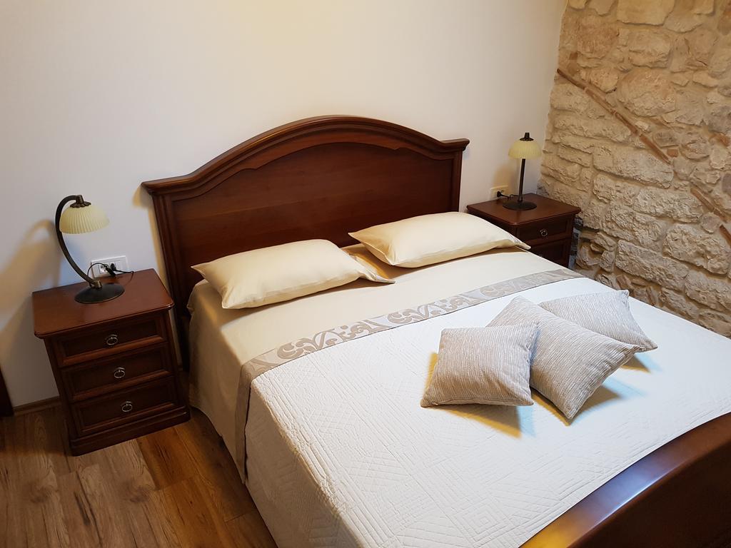 Antique Apartment Arsenale Ровінь Екстер'єр фото