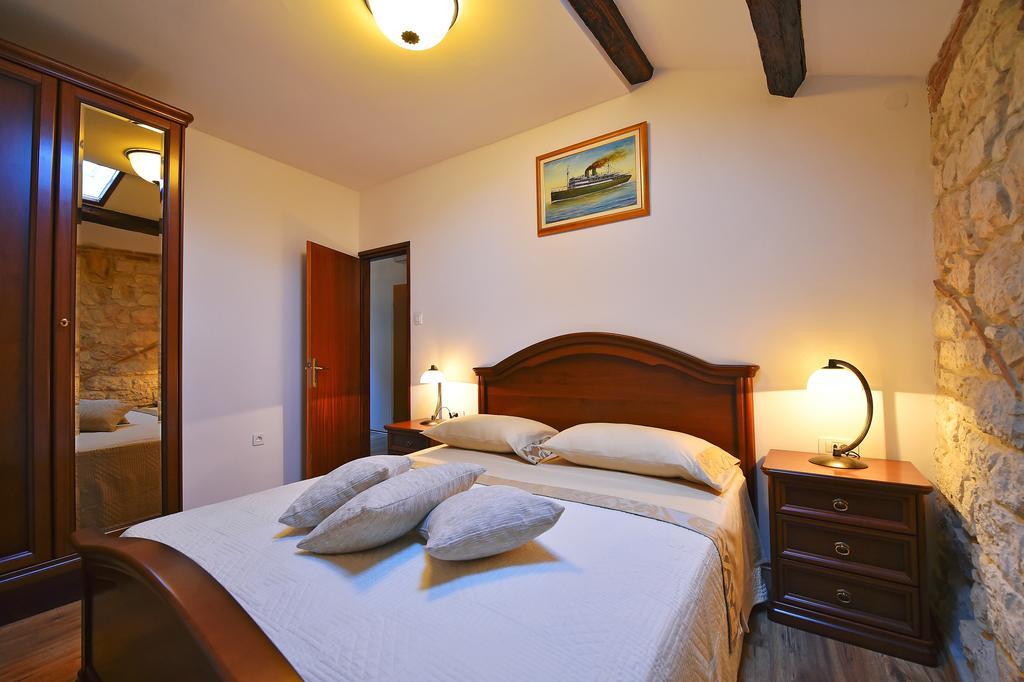 Antique Apartment Arsenale Ровінь Екстер'єр фото