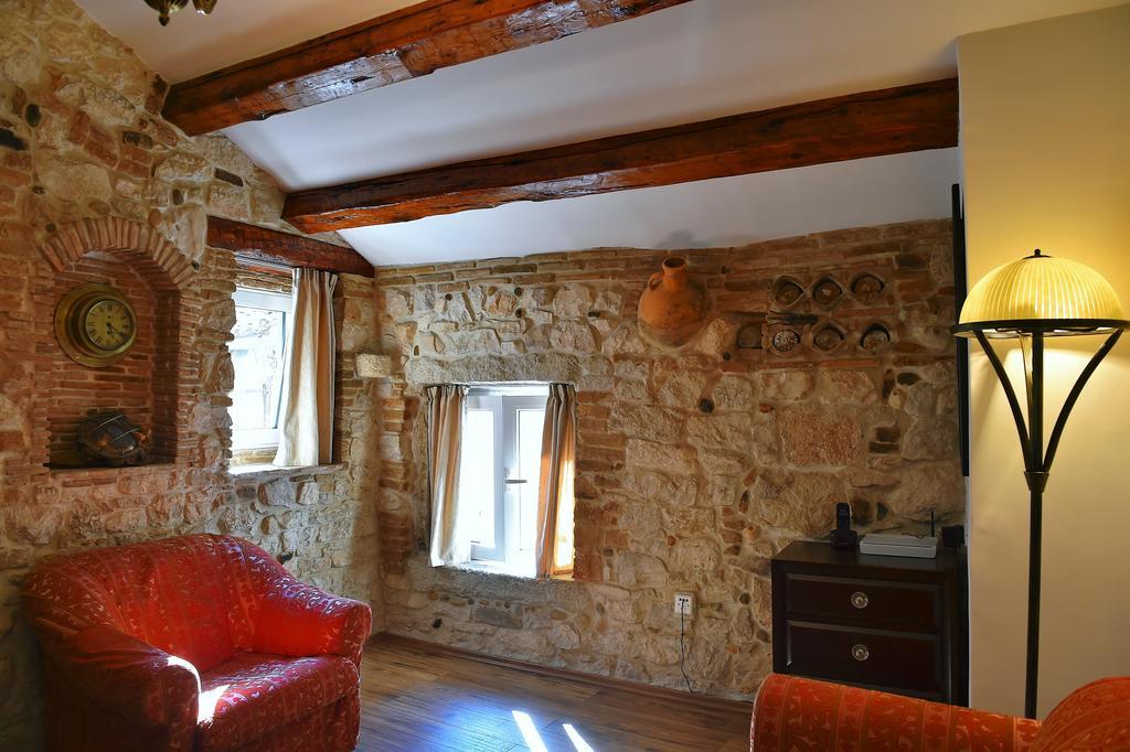 Antique Apartment Arsenale Ровінь Екстер'єр фото