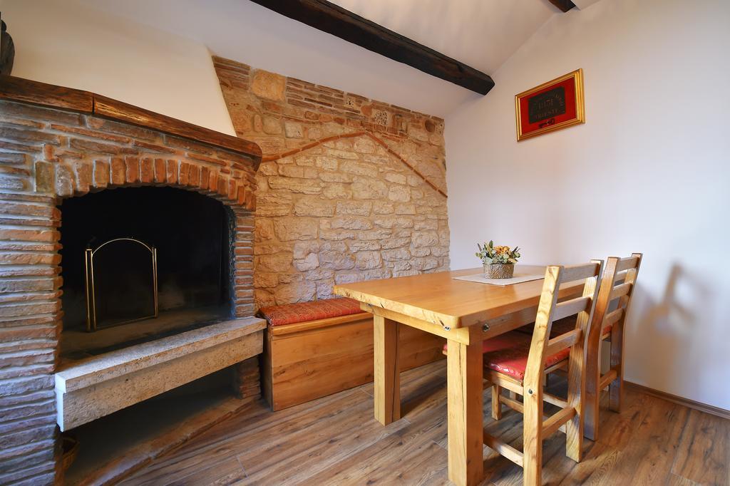 Antique Apartment Arsenale Ровінь Екстер'єр фото