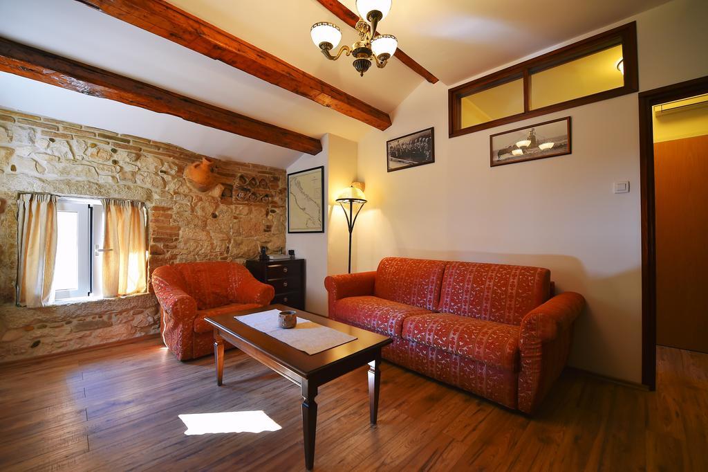 Antique Apartment Arsenale Ровінь Екстер'єр фото