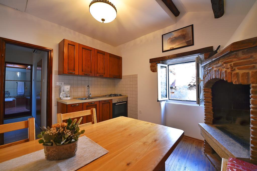 Antique Apartment Arsenale Ровінь Екстер'єр фото