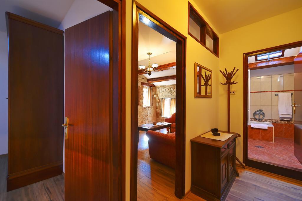 Antique Apartment Arsenale Ровінь Екстер'єр фото