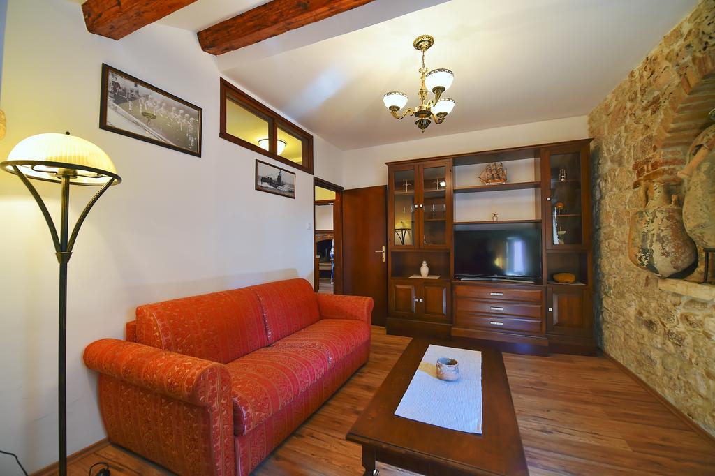 Antique Apartment Arsenale Ровінь Екстер'єр фото