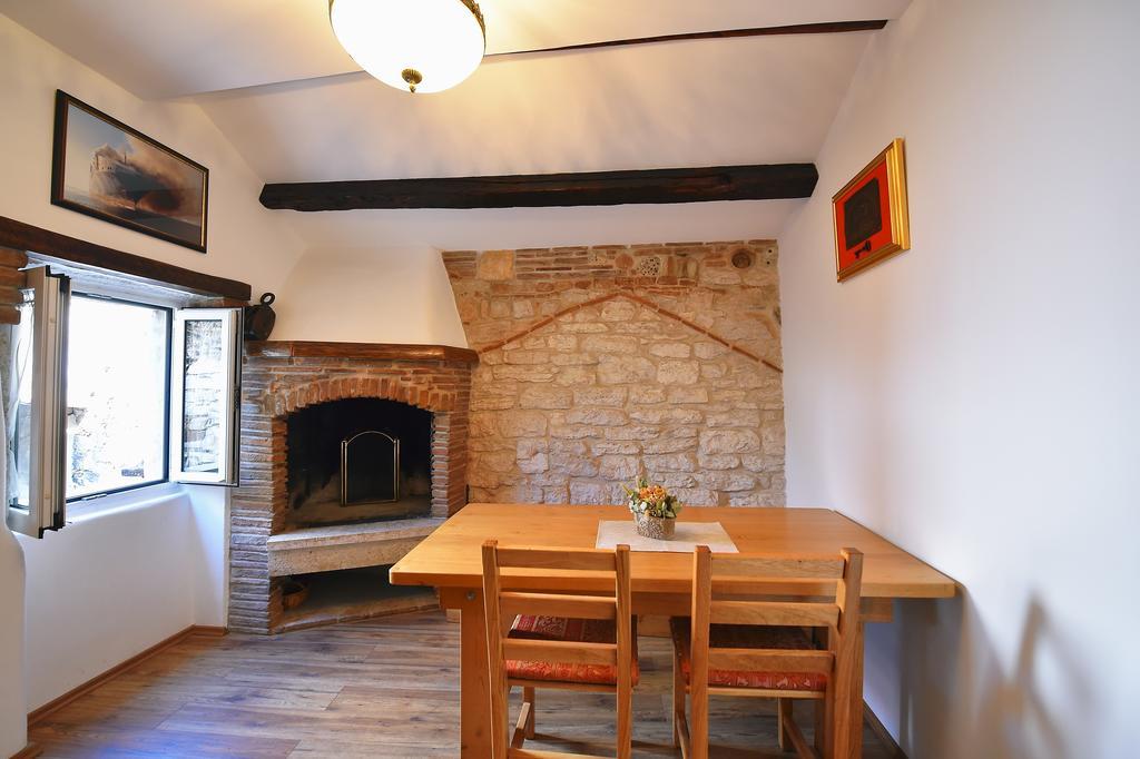 Antique Apartment Arsenale Ровінь Екстер'єр фото