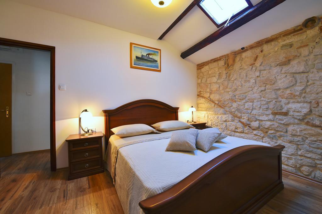 Antique Apartment Arsenale Ровінь Екстер'єр фото