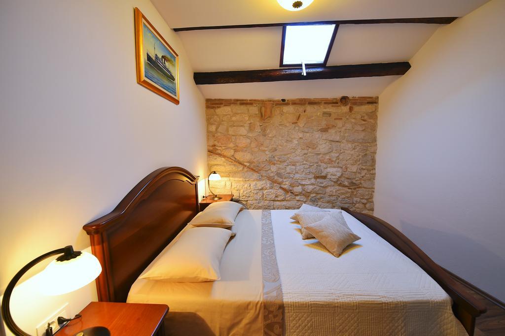Antique Apartment Arsenale Ровінь Екстер'єр фото